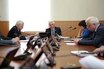 Состоялось заседание комитета по вопросам безопасности, военно-промышленного комплекса, делам военнослужащих и закрытых административно-территориальных образований под председательством Михаила Ильиных