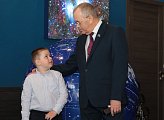 Председатель областной Думы Сергей Дубовой поздравил ребят из семей участников СВО с Днем космонавтики 