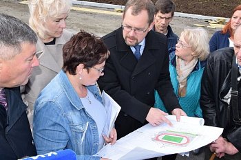 Владимир Мищенко принял участие в общественном мониторинге строительства межшкольного стадиона