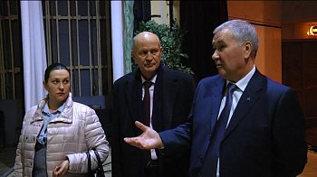 Сегодня Василий Омельчук и вице-губернатор Инна Погребняк осмотрели ряд отремонтированных социальных объектов в Полярных Зорях и Африканде.