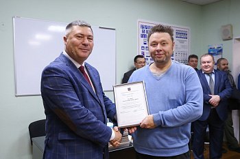 Первый вице-спикер областной Думы Владимир Мищенко поздравил с наступающим профессиональным праздником коллектив автобазы 