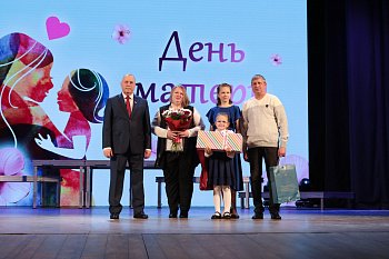 Спикер областной Думы Сергей Дубовой поздравил северянок с наступающим  Днем матери 