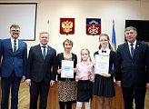 Первый заместитель Председателя Думы Владимир Мищенко наградил победителей и призеров конкурса «Медиа-Арктика»