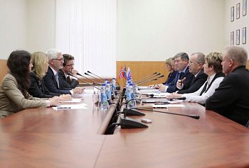 27 сентября в областной Думе спикер регионального парламента Сергей Дубовой встретился с Генеральным консулом Норвегии в Мурманске г-ном Эриком Сведалом