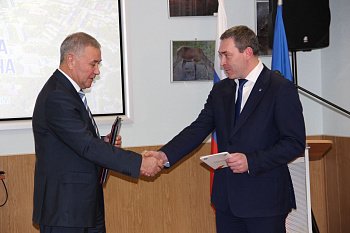 Вице-спикер регионального парламента Василий Омельчук поздравил Максима Пухова со вступлением в должность главы муниципального образования города Полярные Зори