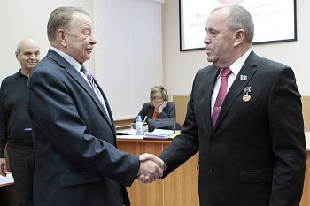 Главе регионального парламента Сергею Дубовому на заседании Думы вручили Почетный знак Ассоциации шефства над Северным флотом "За заслуги перед Северным флотом"