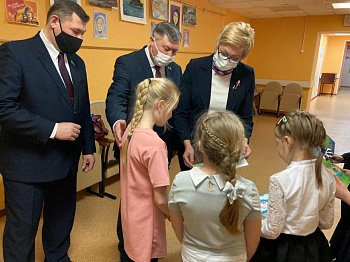 Владимир Мищенко наградил участников и победителей конкурса детских рисунков «Я есть, потому что есть Мы» в МБУДО "ДШИ г. Полярный"