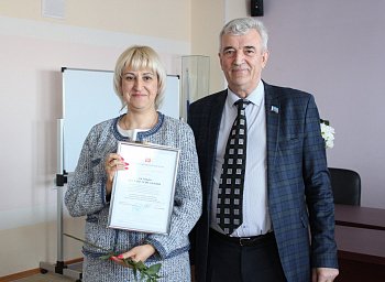 Заместитель Председателя Думы Геннадий Степахно вручил награды регионального парламента сотрудникам службы статистики