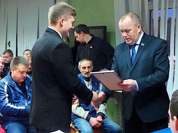 Председатель Думы Сергей Дубовой в преддверии Дня работников автомобильного и городского пассажирского транспорта поздравил сотрудников автобазы Правительства области с профессиональным праздником 