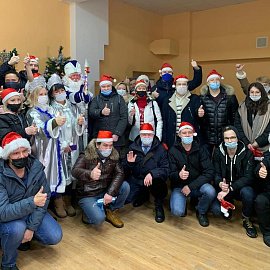  В рамках акции "Мы вместе" сформирован банк заявок на поздравление детей с Новым годом, а также фонд подарков от партнеров, некоммерческих организаций, бизнеса, администраций регионов и федерального штаба "Мы Вместе". 