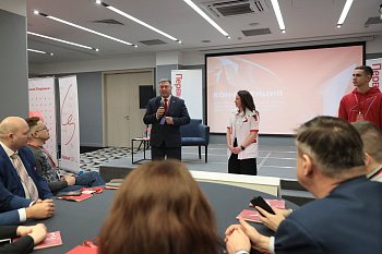 Первый вице-спикер Думы Владимир Мищенко приветствовал участников конференции Движения Первых 