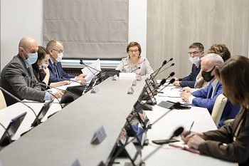 Состоялось заседание комитета областной Думы по образованию, науке,  делам семьи, молодежи и спорту под председательством Ларисы Кругловой