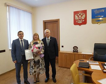 Сегодня Михаил Белошеев вручил благодарственное письмо Мурманской областной Думы начальнику правового отдела Совета депутатов города Мурманска Пудовой Виталии Сергеевне 