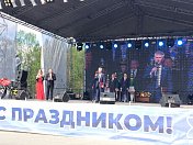 Депутат регионального парламента Леонид Лукичев поздравил коллектив АО "Апатит" с Днём химика