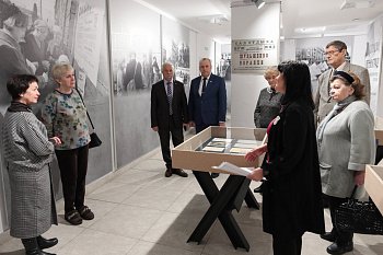 Председатель регионального парламента Сергей Дубовой посетил выставку о культуре в блокадном Ленинграде