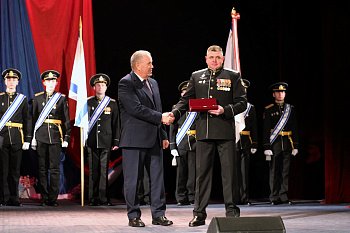 Председатель областной Думы Сергей Дубовой поздравил прославленный авиаполк с юбилеем