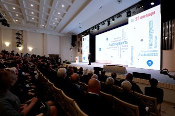 Председатель регионального парламента Сергей Дубовой поздравил избранного Губернатора Мурманской области Андрея Чибиса со вступлением в должность