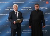 Уважаемые земляки, стало хорошей традицией, когда в преддверии государственных праздников в здании Мурманской областной Думы вручаем награды мурманчанам, отличившимся в различных отраслях деятельности