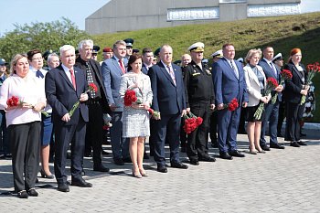 Депутаты областной Думы почтили память погибших в годы Великой Отечественной войны 
