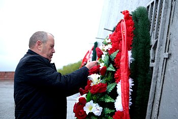 В Мурманске у мемориального комплекса "Защитникам советского Заполярья" прошел митинг, посвященный Дню памяти и скорби