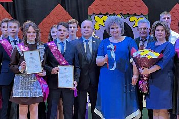 Сергей Дубовой поздравил выпускников школы Заозерска  с последним звонком