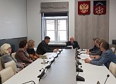 Уважаемые земляки, 23 сентября как председатель организационного комитета областного литературно-историко-краеведческого конкурса «Храмы России» имени Виталия Семёновича Маслова провел рабочую встречу в здании Мурманской областной Думы