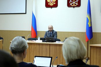 Состоялось заседание комитета областной Думы по экономической политике, энергетике и ЖКХ под председательством Максима Белова