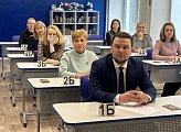 Александр Богович принял участие в написании пробного теста ЕГЭ по истории в рамках Всероссийской акции «Сдаём вместе. День сдачи ЕГЭ родителями».