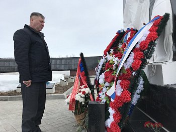 Владимир Мищенко принял участие в возложении венков и цветов к монументам воинов, павших в годы Великой Отечественной войны