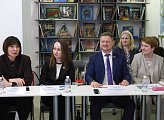Поддержку семей с детьми в Мурманской области обсудили участники круглого стола