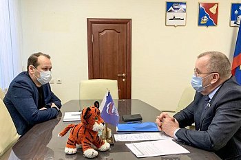 В ходе рабочей поездки спикер областной Думы Сергей Дубовой обсудил с главой ЗАТО Александровск Ильясом Мазитовым развитие города Гаджиево