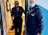 Роман Пономарев совместно с волонтерами ОНФ доставил нуждающимся пенсионерам пакеты с продуктовыми наборами первой необходимости в рамках акции «Тележка Добра»