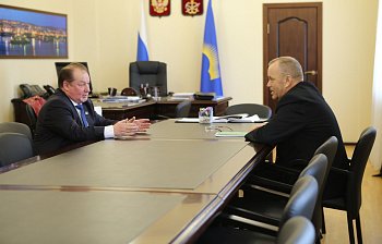 В региональном парламенте прошла рабочая встреча Председателя областной Думы Сергея Дубового с депутатом Государственного Совета Республики Коми Леонидом Вокуевым