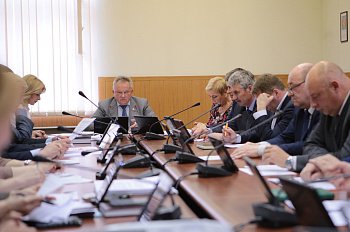 Состоялось очередное заседание комитета Думы по труду, вопросам миграции и занятости населения под председательством Александра Макаревича 