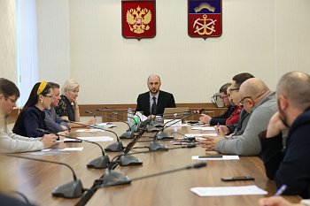 Правовое регулирование деятельности гидов-переводчиков и экскурсоводов обсудили на рабочем совещании в региональном парламенте 