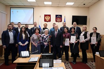 В областной Думе чествовали участников проекта "Маскировка Мурманск для СВОих"