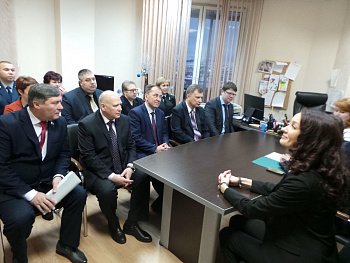 От имени регионального парламента Первый вице-спикер Думы Владимир Мищенко поздравил Марину Салохо с назначением на должность начальника Управления министерства юстиции РФ по Мурманской области