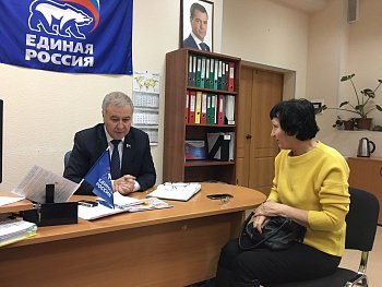 Василий Омельчук провел прием граждан в общественной приемной партии "Единая Россия" в городе Полярные Зори