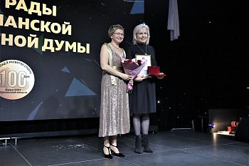 Председатель профильного комитета Думы Лариса Круглова поздравила Министерство спорта области с юбилеем