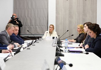 Прошло очередное заседание комитета областной Думы по здравоохранению под председательством Лены Лукичевой