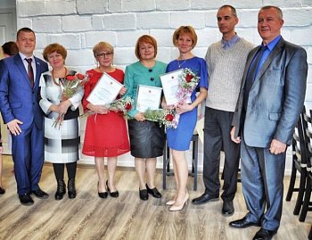 В Никеле состоялось торжественное мероприятие, посвященное Дню учителя