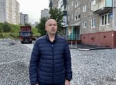 Роман Пономарев проверил ход выполнения работ по ремонту дворовой территории в округе