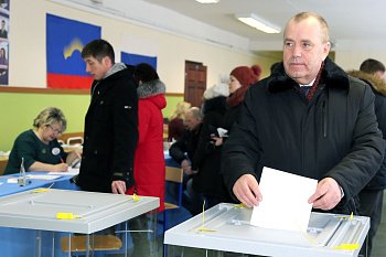 Председатель Мурманской областной Думы Сергей Дубовой проголосовал на выборах Президента Российской Федерации в Видяево  