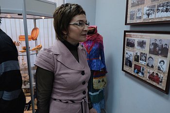 Председатель профильного комитета областной Думы Лариса Круглова поприветствовала гостей выставки, посвященной саамскому селу Варзино