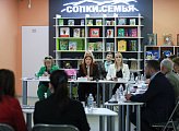 Поддержку семей с детьми в Мурманской области обсудили участники круглого стола