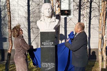 В Мурманске в Аллее писателей открыли  памятный мемориальный бюст поэта Николая Колычева