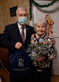 В канун Нового года традиционно поздравил участников Великой Отечественной войны с наступающим праздником