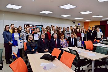 Первый вице-спикер областной Думы Владимир Мищенко: “Необходимо повышать правовую грамотность молодежи"   