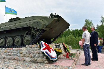 Депутат Мурманской областной Думы Максим Иванов принял участие в торжественном митинге, посвящённом Дню Воздушно-десантных войск.