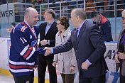 Спикер областной Думы Сергей Дубовой приветствовал участников и гостей турнира по хоккею, посвященному 80-летию Мурманской области